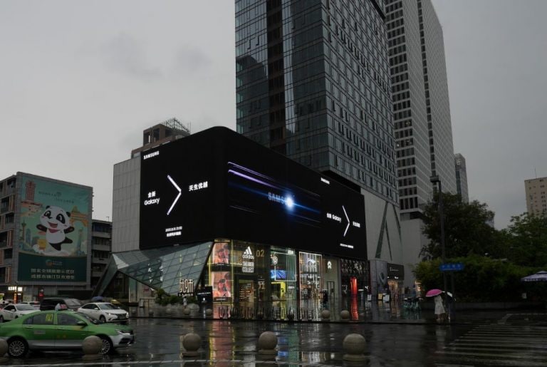 Samsung promotes Unpacked 2022 on giant displays - Sammy Fans