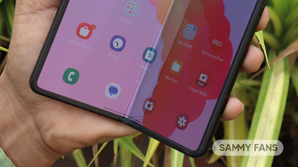 Samsung Galaxy Z Flip Misses the Appeal of the Galaxy Fold